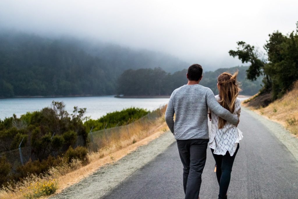 20 Date Ideas to bring you closer - Romantic walk